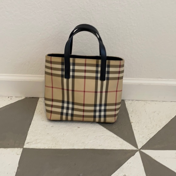 Burberry small purse - Picture 1 of 4